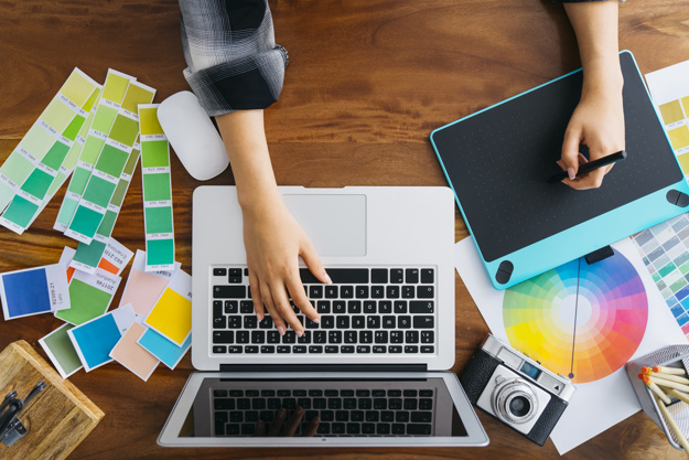 //www.topymedia.com/wp-content/uploads/2018/03/vue-dessus-du-graphiste-travaillant-tablette-graphique-ordinateur-portable_23-2147652935.jpg